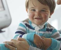 Une maman est tout près de son enfant en bas âge malade.