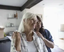 Une senior bénéficiaire de l'APA à domicile et sa fille aidante