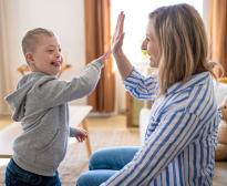 Une mère joue avec son fils pendant son congé de présence parentale 