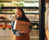 Une jeune femme atteinte de trisomie 21 travaille dans une épicerie