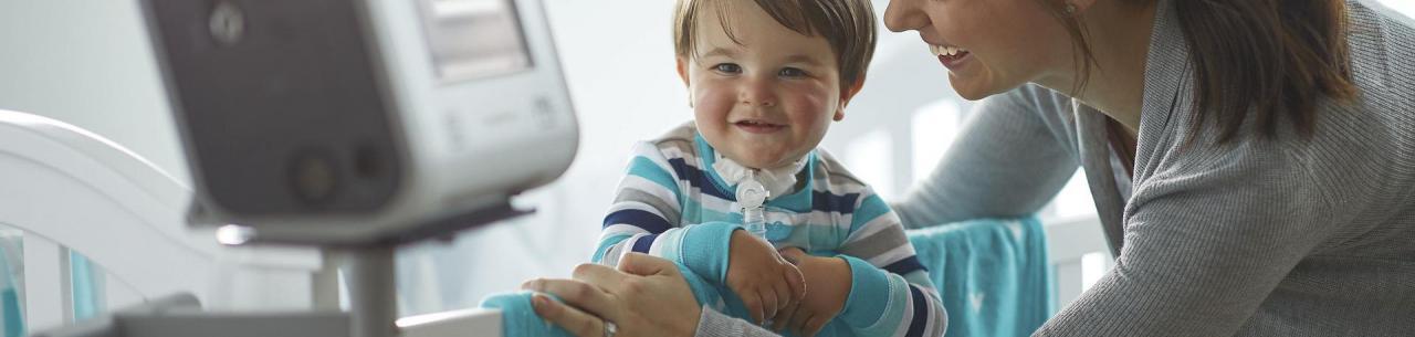 Une maman est tout près de son enfant en bas âge malade.