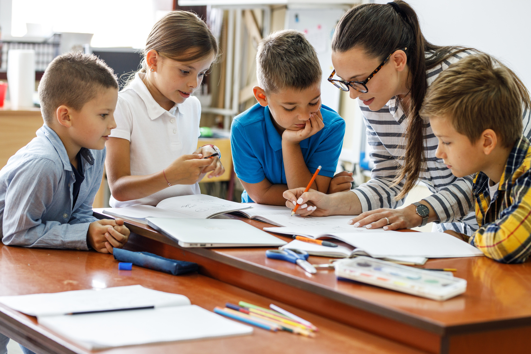 Une éducatrice en ITEP donne un cours à des enfants atteints de troubles psychiques 