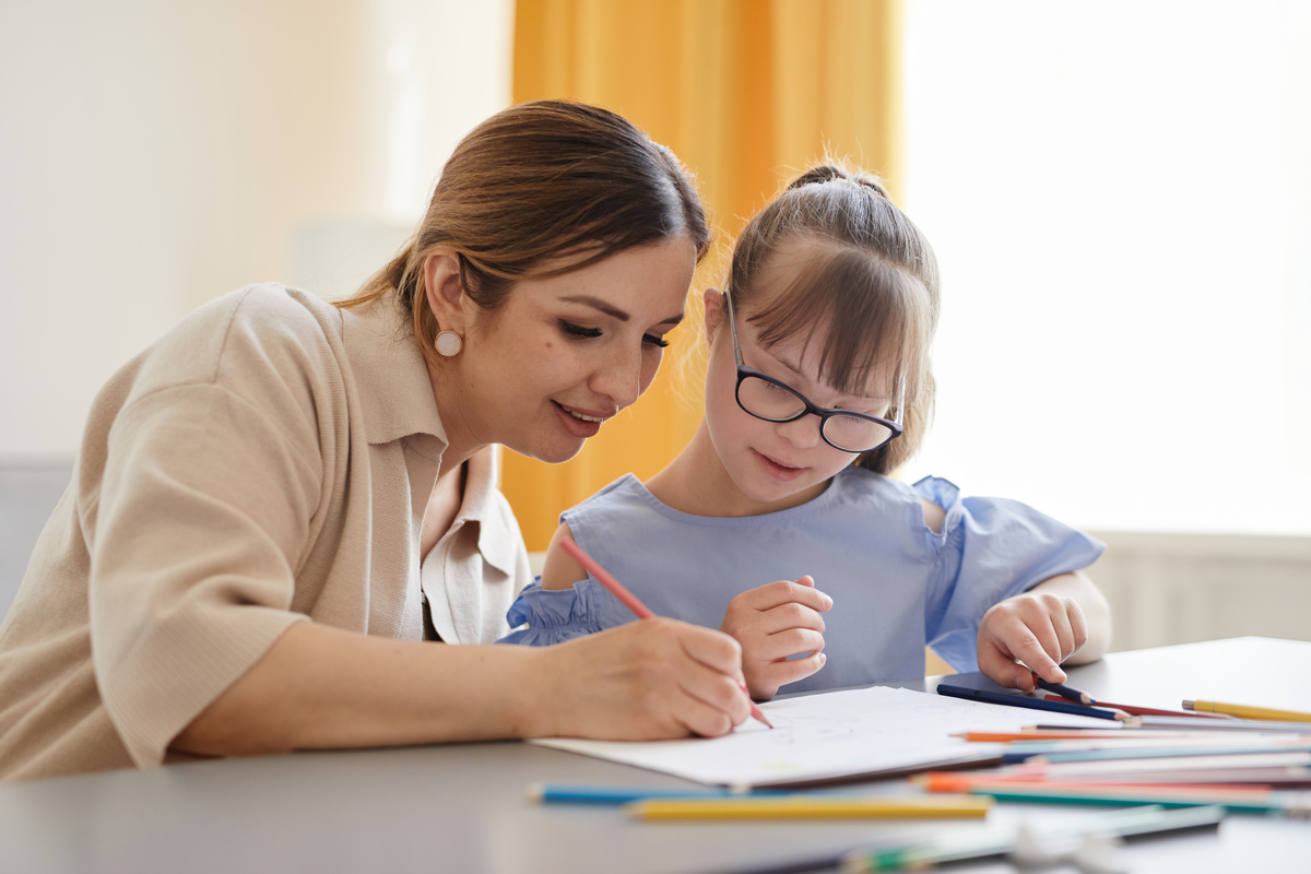 Une enfant atteinte de trisomie 21 suit un cours en IME