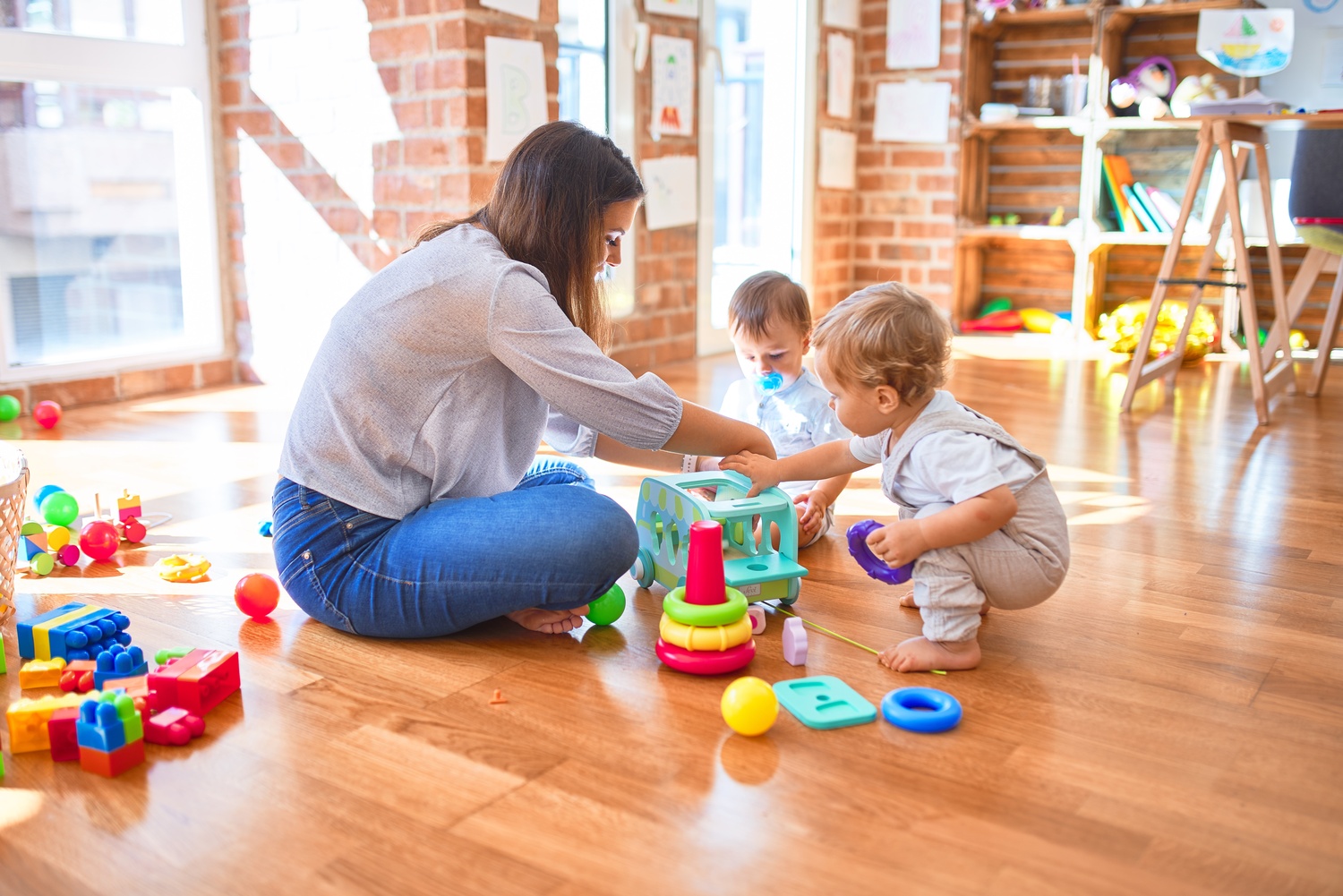 Une assistante maternelle et des enfants dans une crèche adaptée au handicap