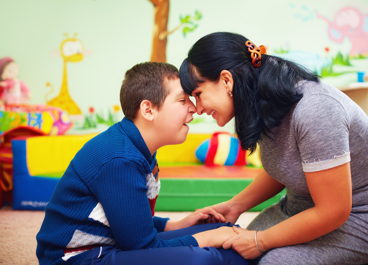 Une maman dépose son jeune garçon handicapé à l'accueil de jour 