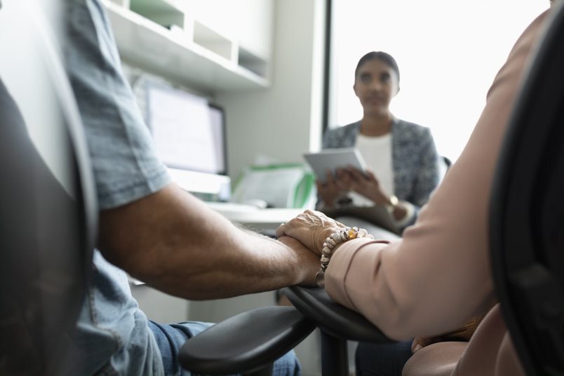 Un homme accompagne sa femme malade à un rendez-vous médical