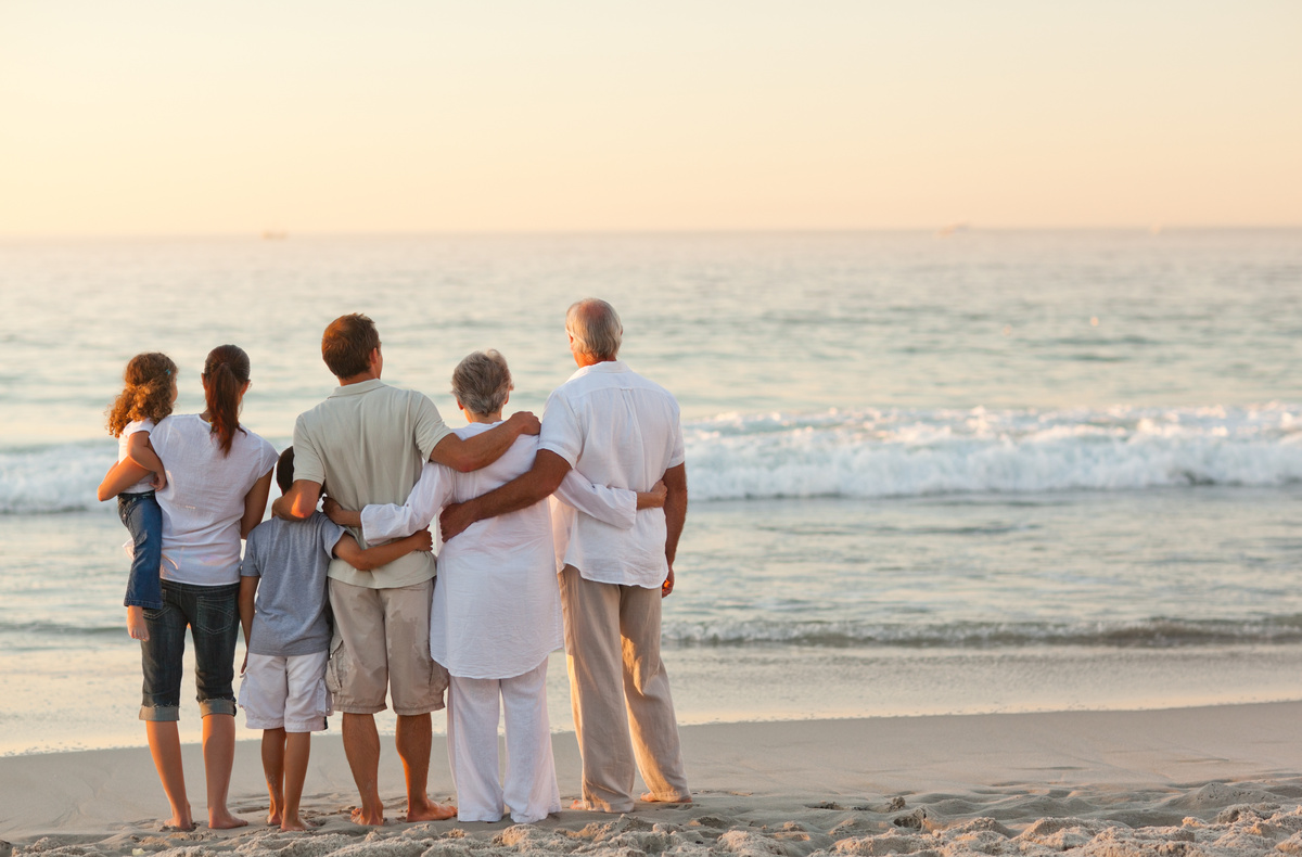 Une fratrie réunie sur plage pour parler de l'accompagnement de leur parents âgés