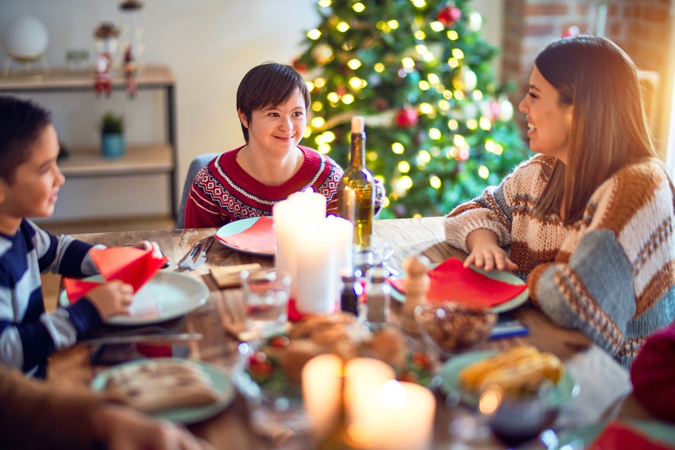 Une famille est réunie autour du repas de Noël