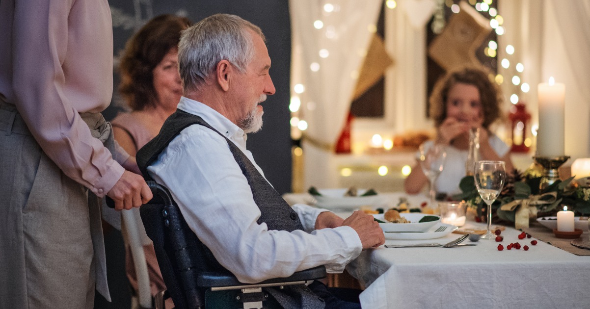 Un senior entouré de sa famille pour Noël