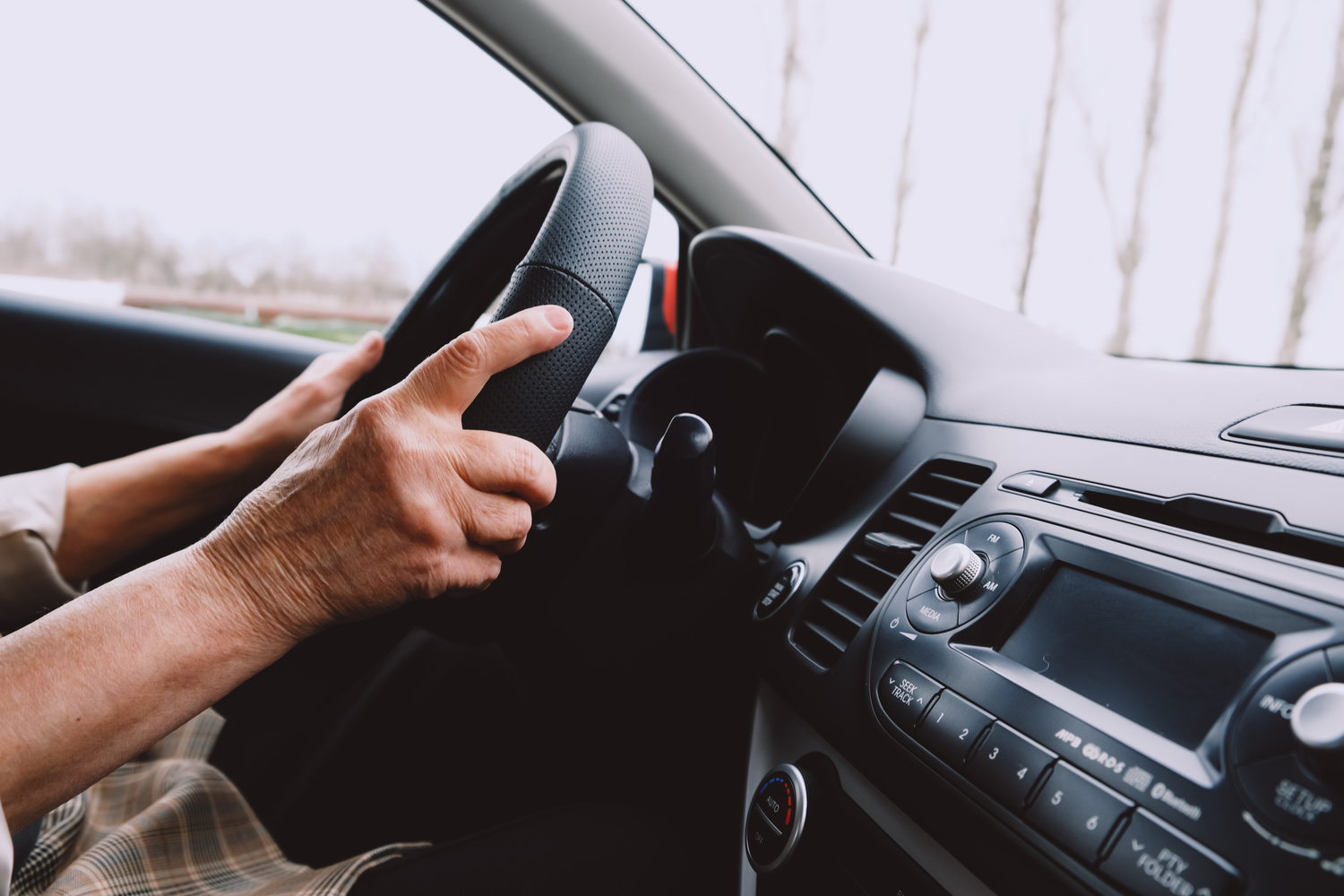 Une femme atteinte d'Alzheimer prend le volant d'une voiture