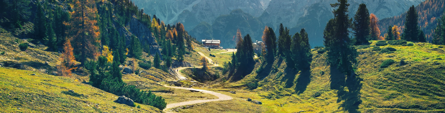 Un paysage de montagne rappelle son domicile à une personne âgée.