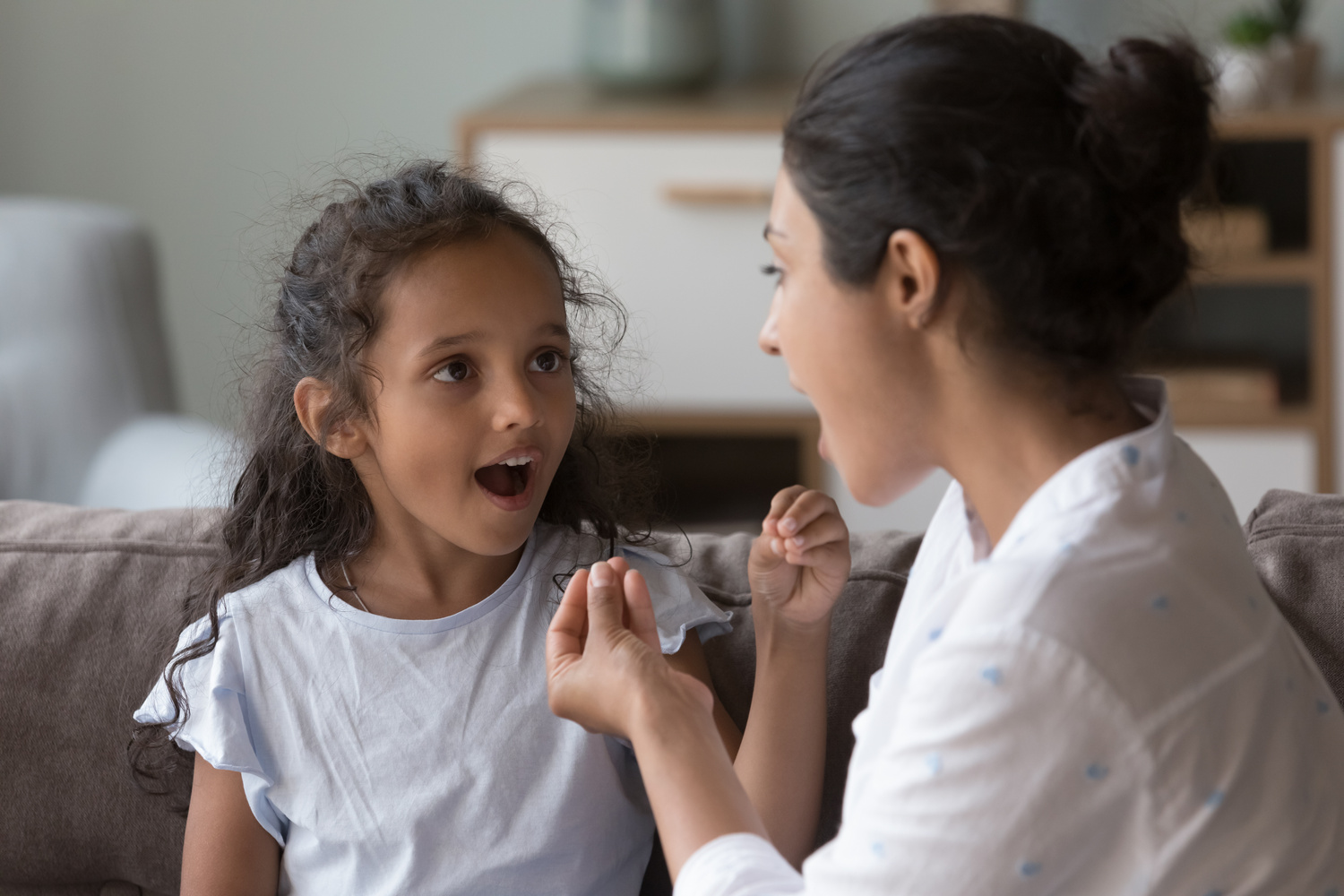 une jeune fille handicapée dans un établissement de soins-études