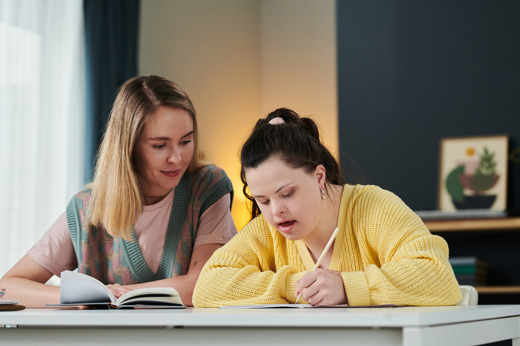 Une mère aide sa fille atteinte de trisomie à réviser ses examens