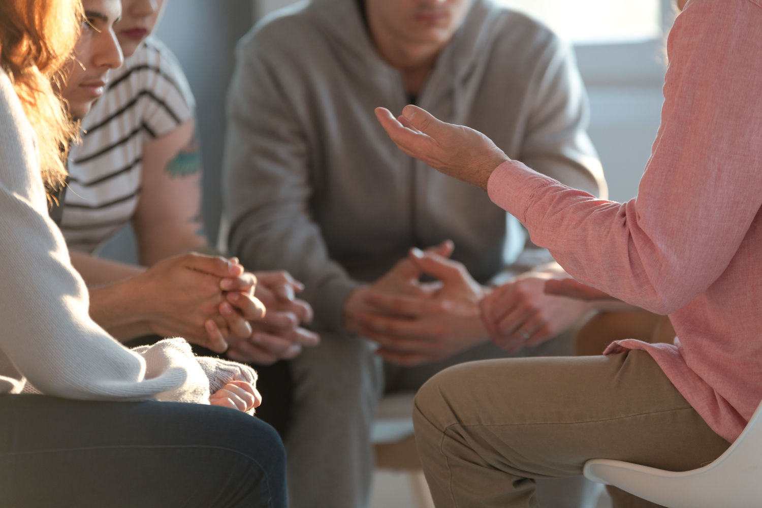 Une famille d'aidant en séance de médiation familiale