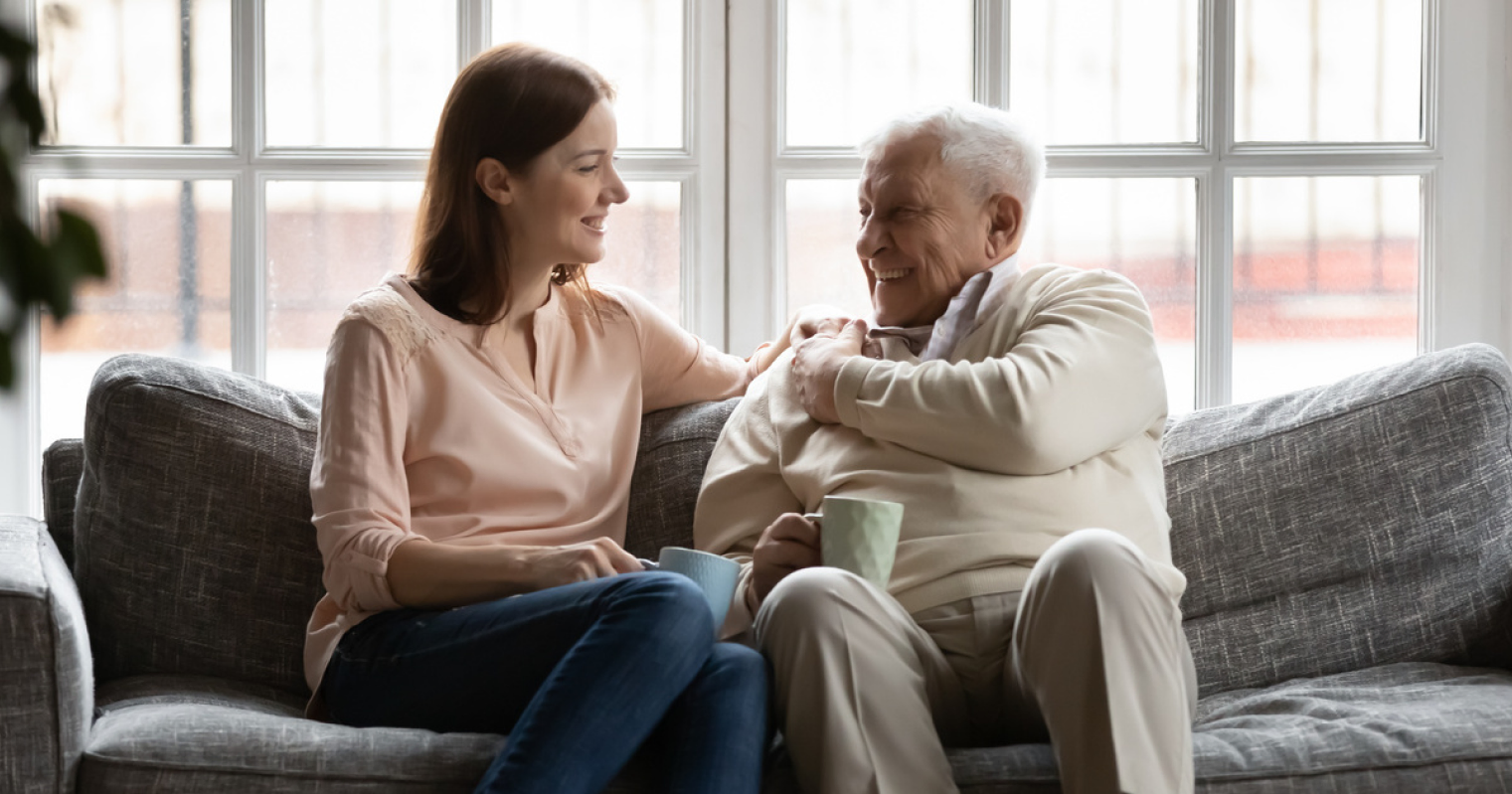 Une aidante parle avec son père atteint d'Alzheimer
