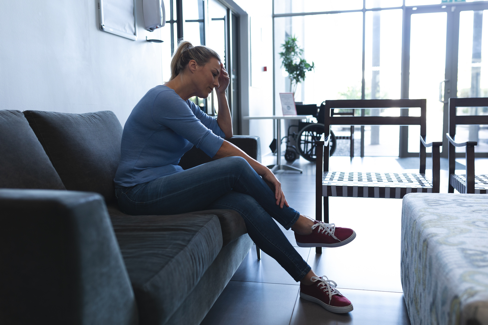 Une mère attend les résultats du diagnostic de son enfant