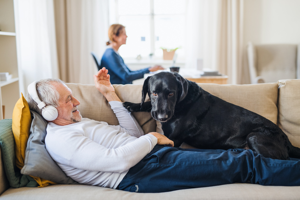 Un couple de senior dans une résidence autonomie