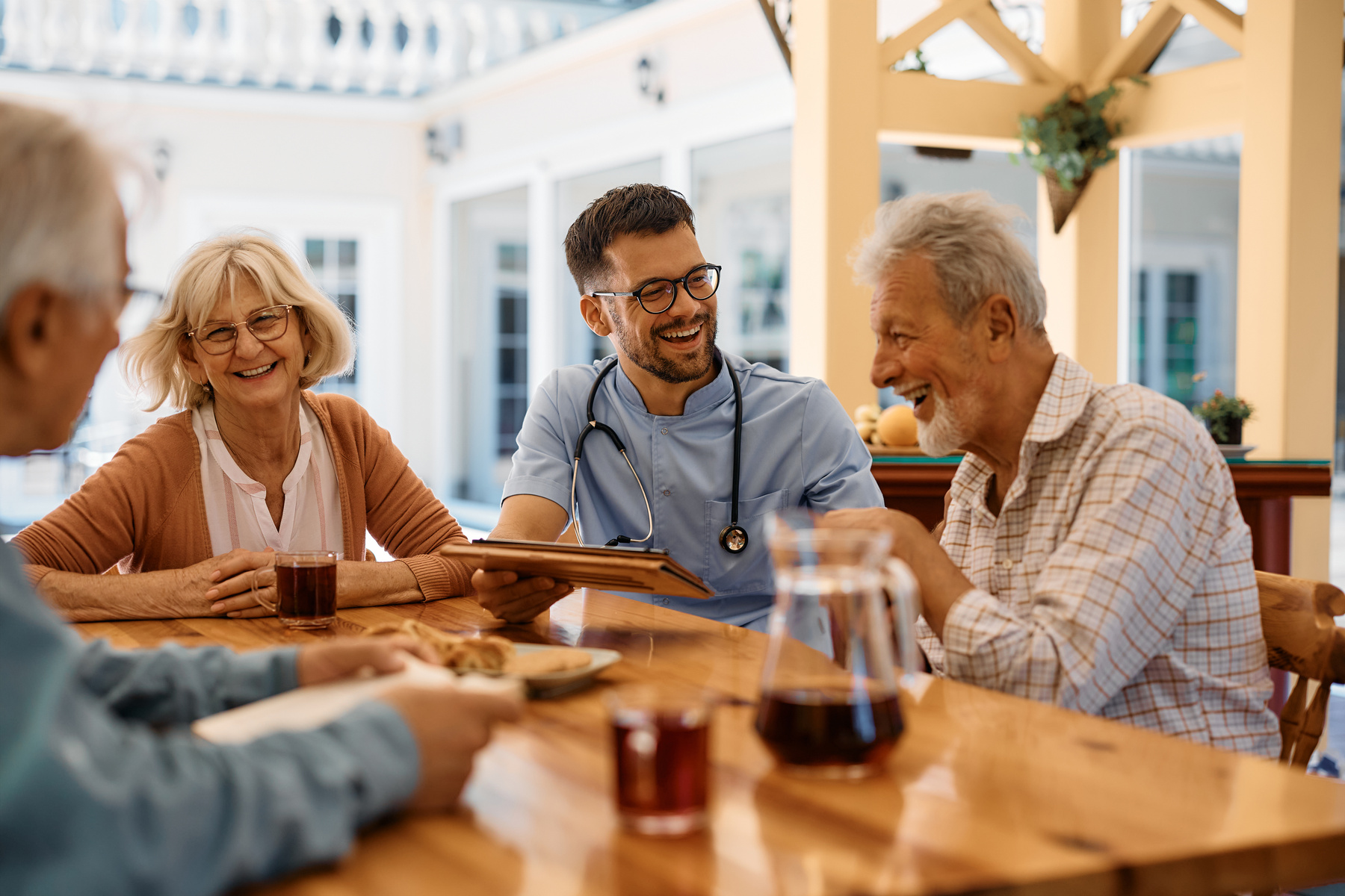 Des seniors jouent aux jeux de société dans un Ehpad