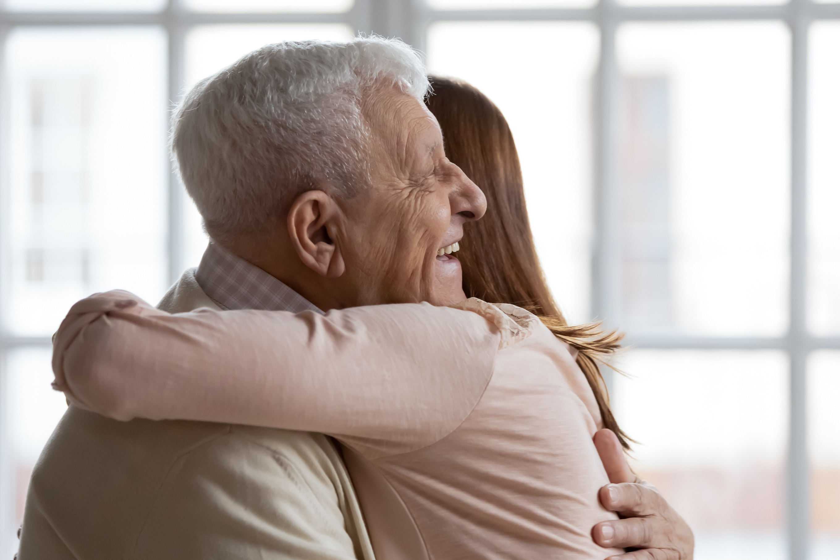 Une femme rend visite à son père dans un Ehpad