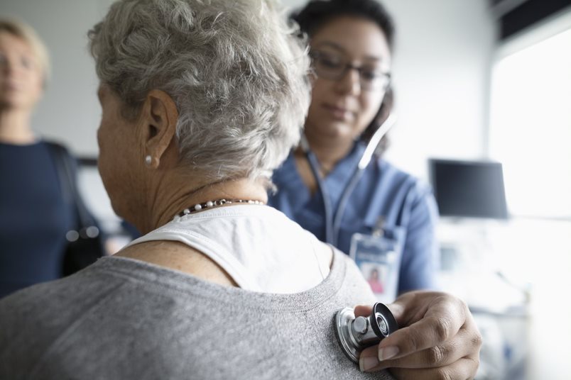 Une femme atteinte d'un cancer se fait ausculter chez le médecin.