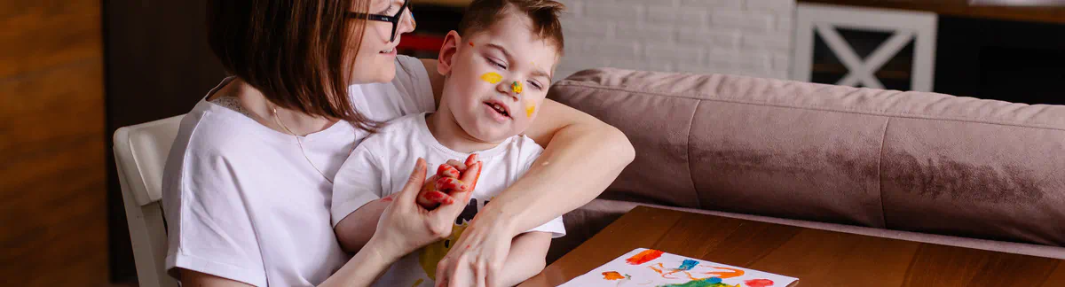 Une maman s'occupe de son enfant handicapé sur liste d'attente pour un établissement scolaire spécialisé