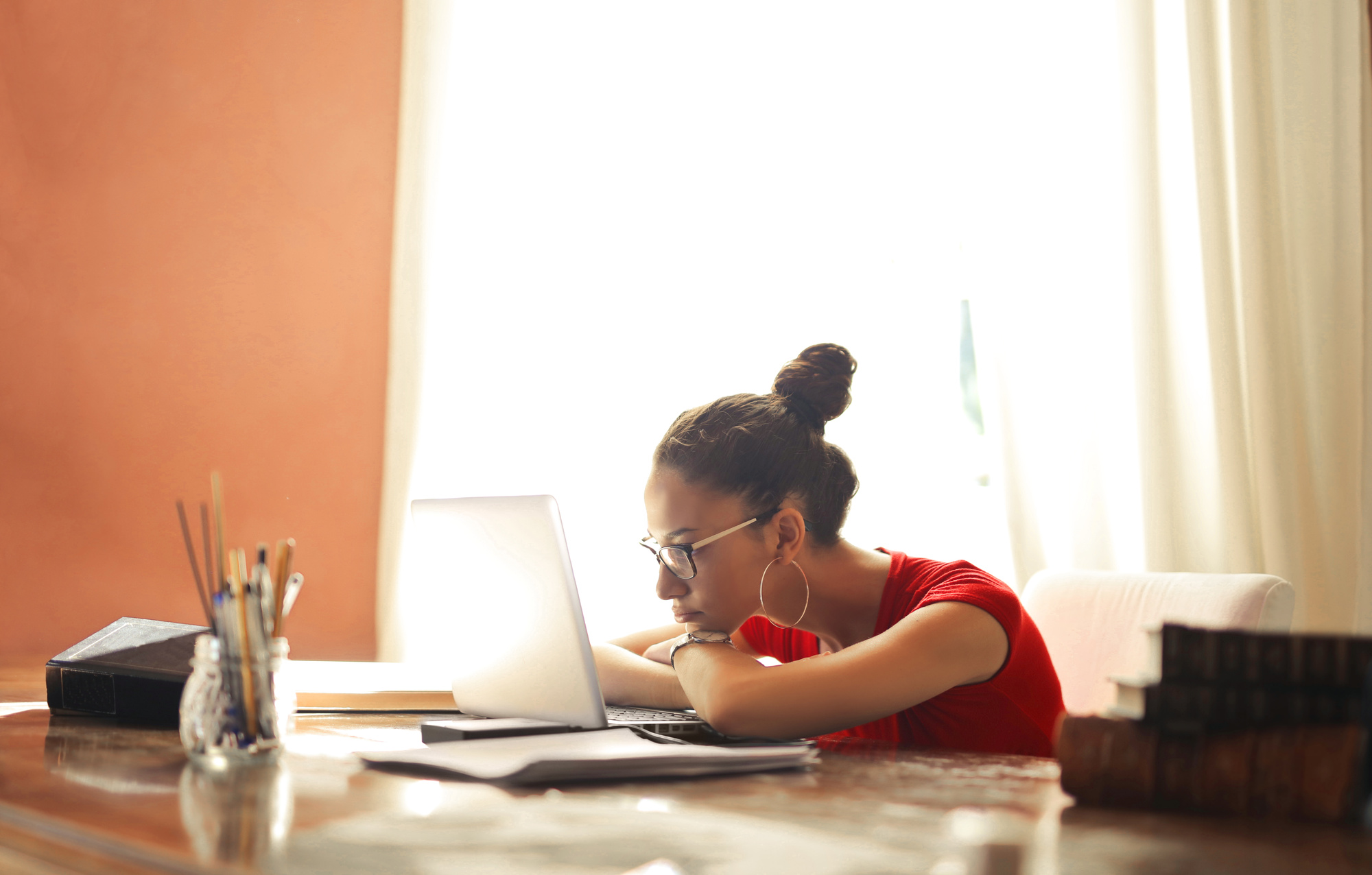 Une jeune étudiante fait des recherches internet sur la maladie de son père au lieu de faire ses devoirs