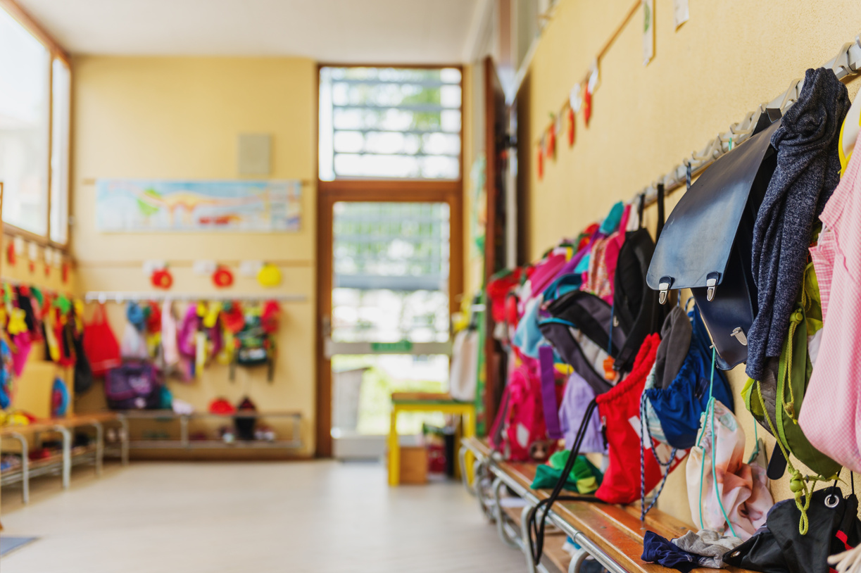 Le couloir d'une école où les cartables sont accrochés au porte-manteau