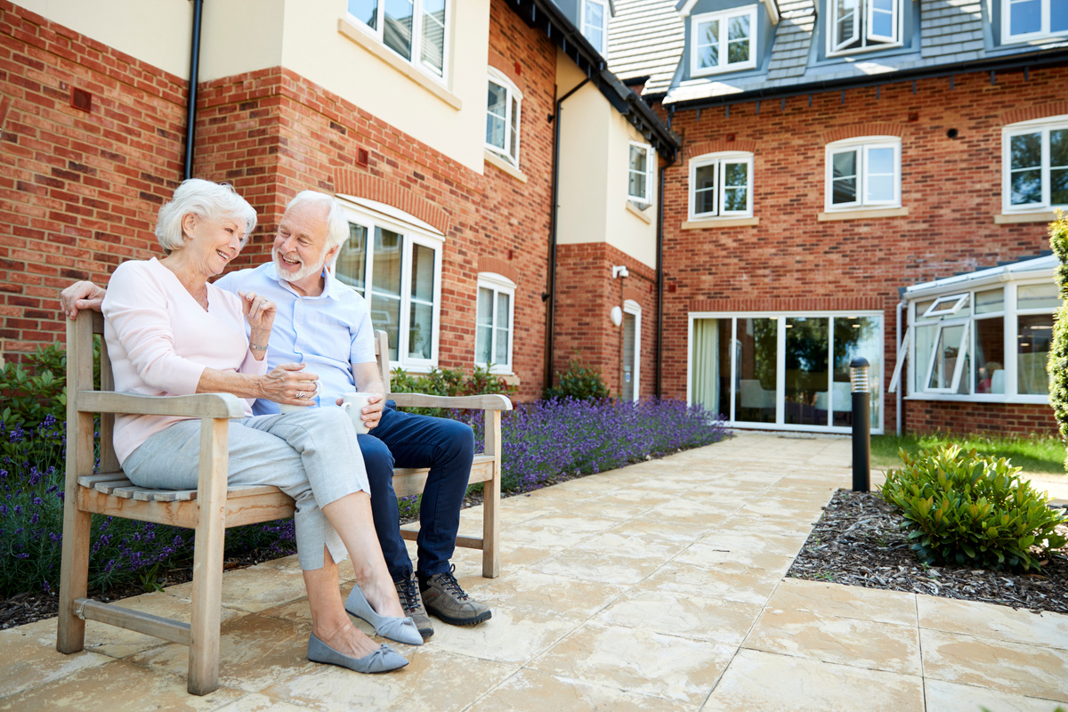 Deux seniors dans le jardin de leur MARPA 