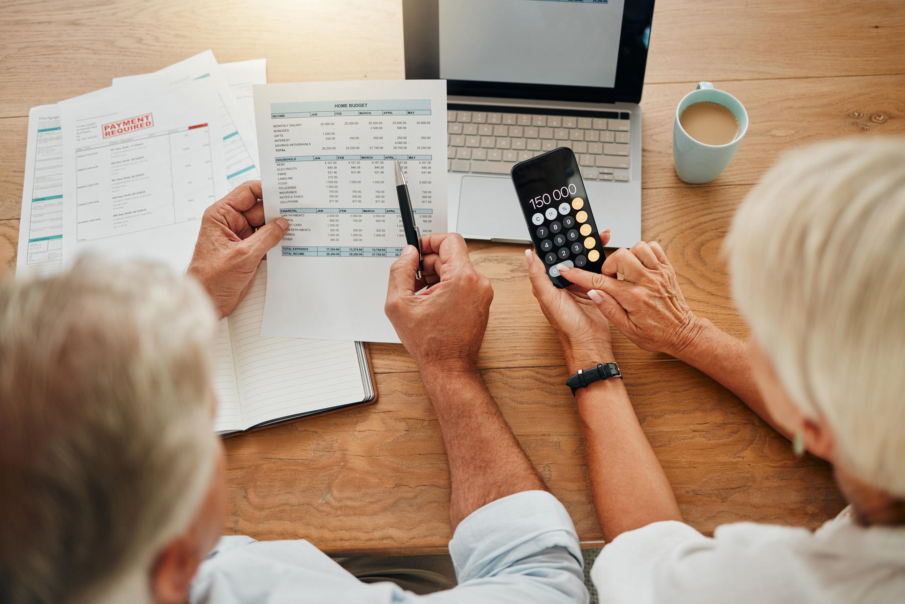 Un couple de seniors calcule le versement de la pension de réversion 