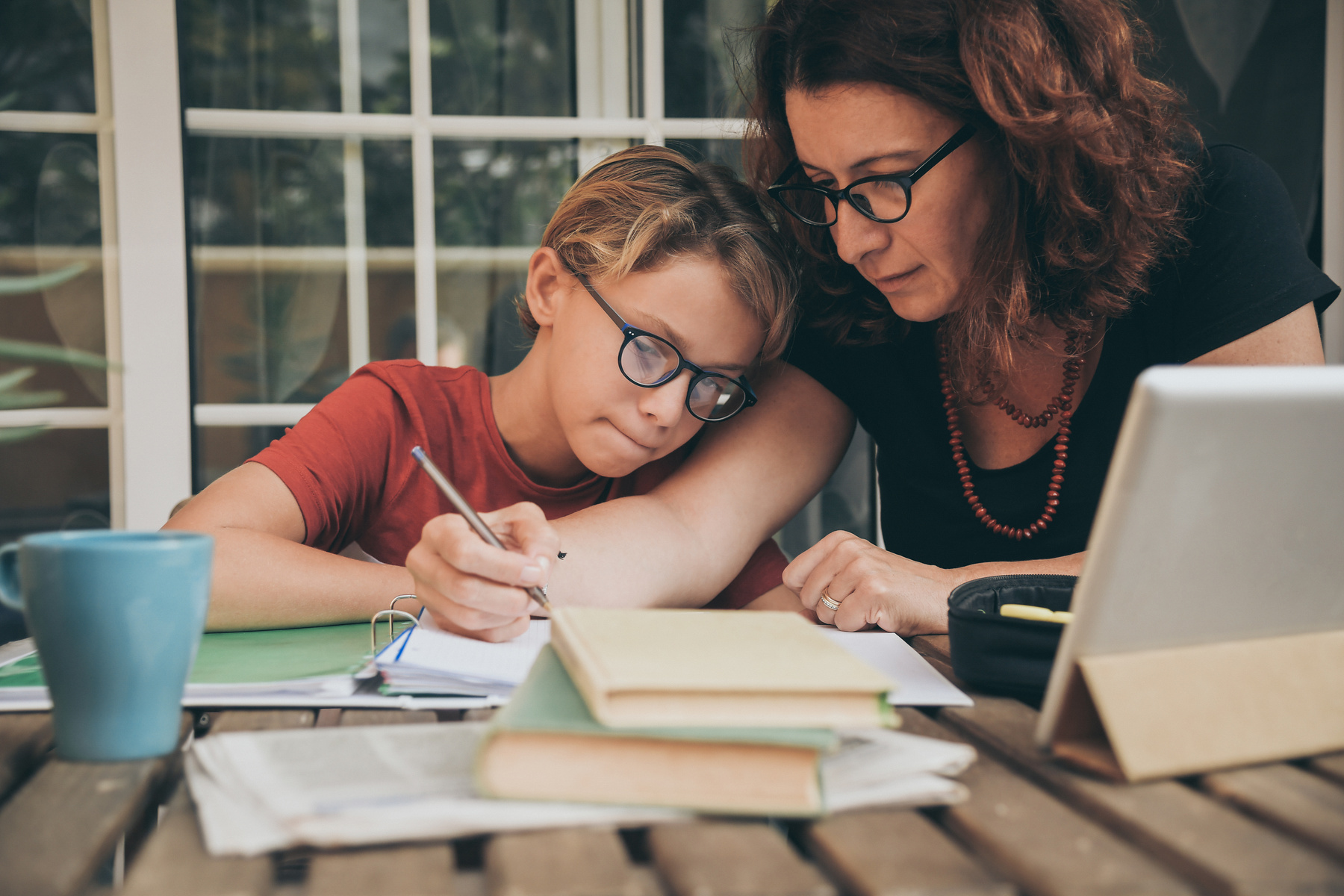 Une mère prépare le Projet Personnalisé de Scolarisation de son enfant