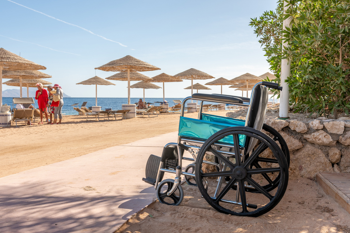 un fauteuil roulant sur une plage adaptée au handicap