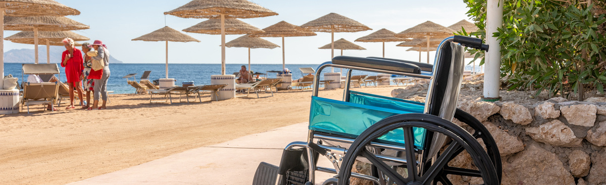un fauteuil roulant sur une plage adaptée au handicap