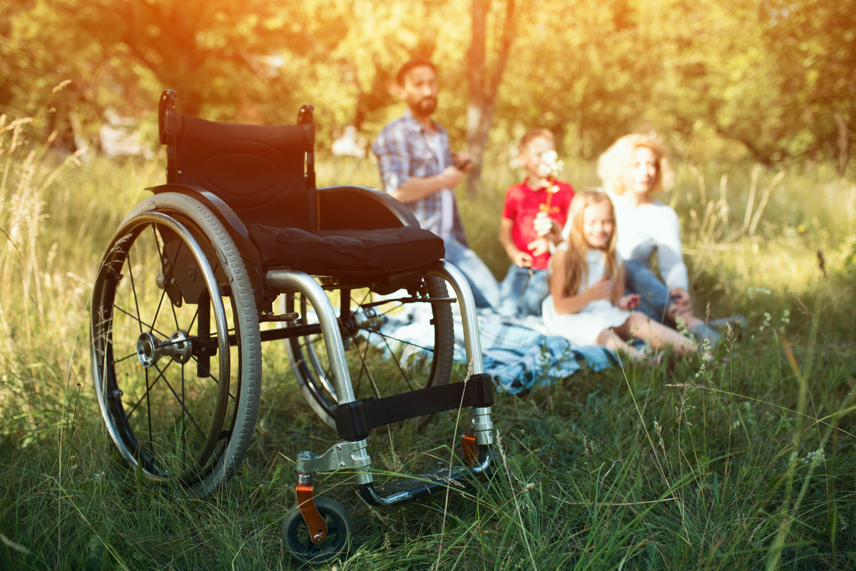 une famille profite d'un séjour de famille en vacances adaptés au handicap