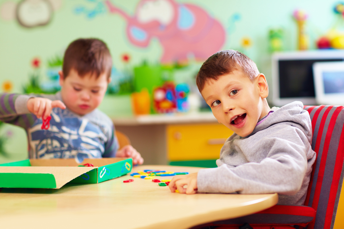 Deux enfants handicapés en pleine activité scolaire dans une SESSAD