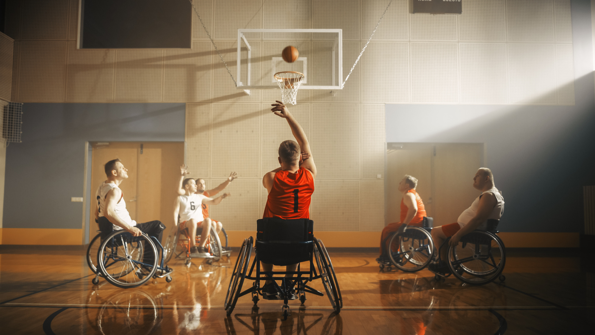 Une équipe de basket fauteuil en plein match