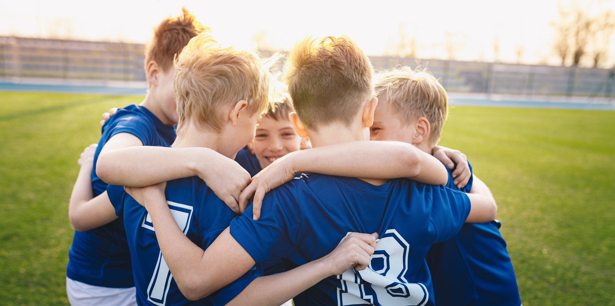 Une équipe de foot inclusives fête la victoire d'un match