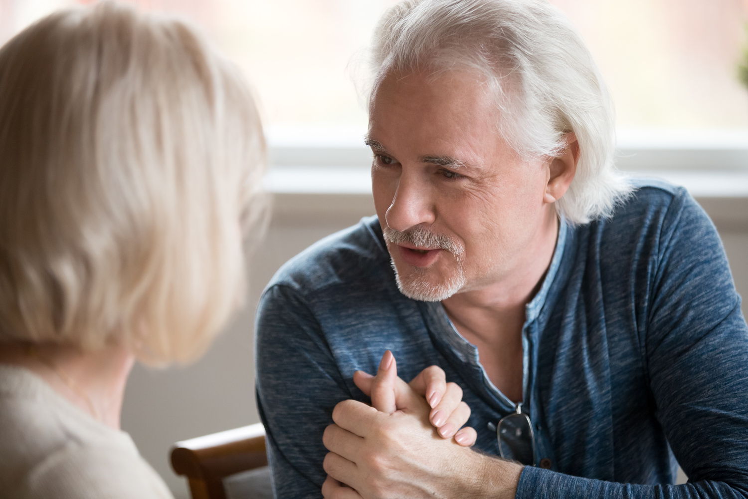 Alzheimer : Un homme tient la main de sa femme 