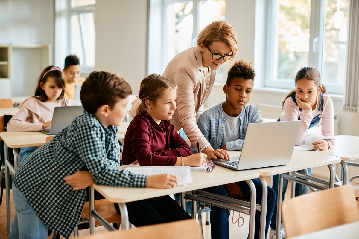 Des élèves et le professeur en classe ULIS